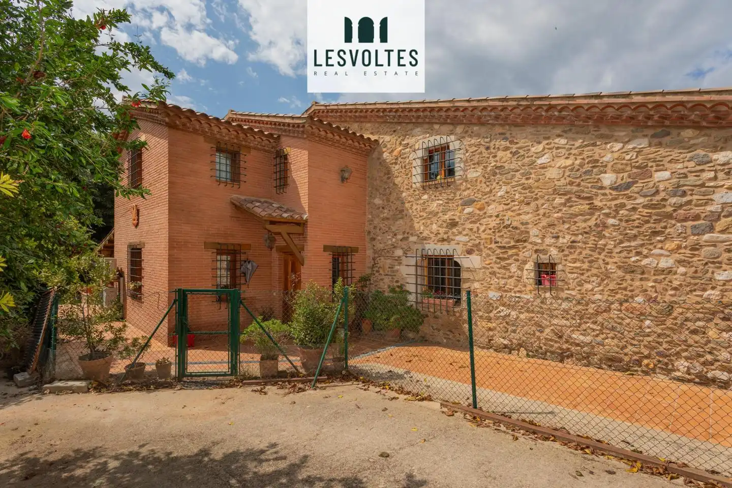 Vista exterior de Casa o xalet en venda en Juià amb Aire condicionat, Calefacció i Jardí privat
