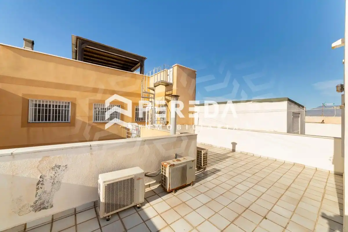 Terrasse von Einfamilien-Reihenhaus zum Verkauf in Roquetas de Mar mit Terrasse