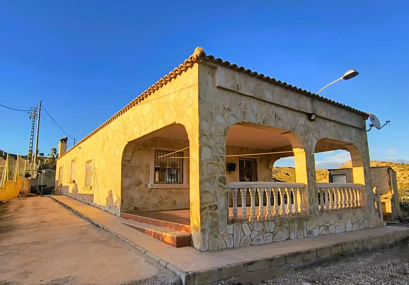 Vista exterior de Casa o xalet en venda en Crevillent amb Aire condicionat, Jardí privat i Traster