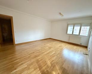 Sala d'estar de Pis de lloguer en  Logroño amb Calefacció, Parquet i Terrassa