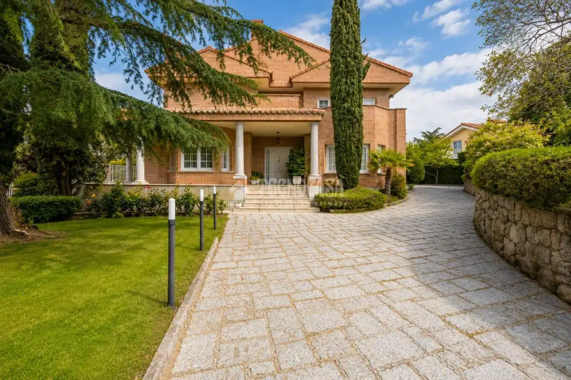 Vista exterior de Casa o xalet en venda en Torrelodones amb Calefacció, Jardí privat i Piscina