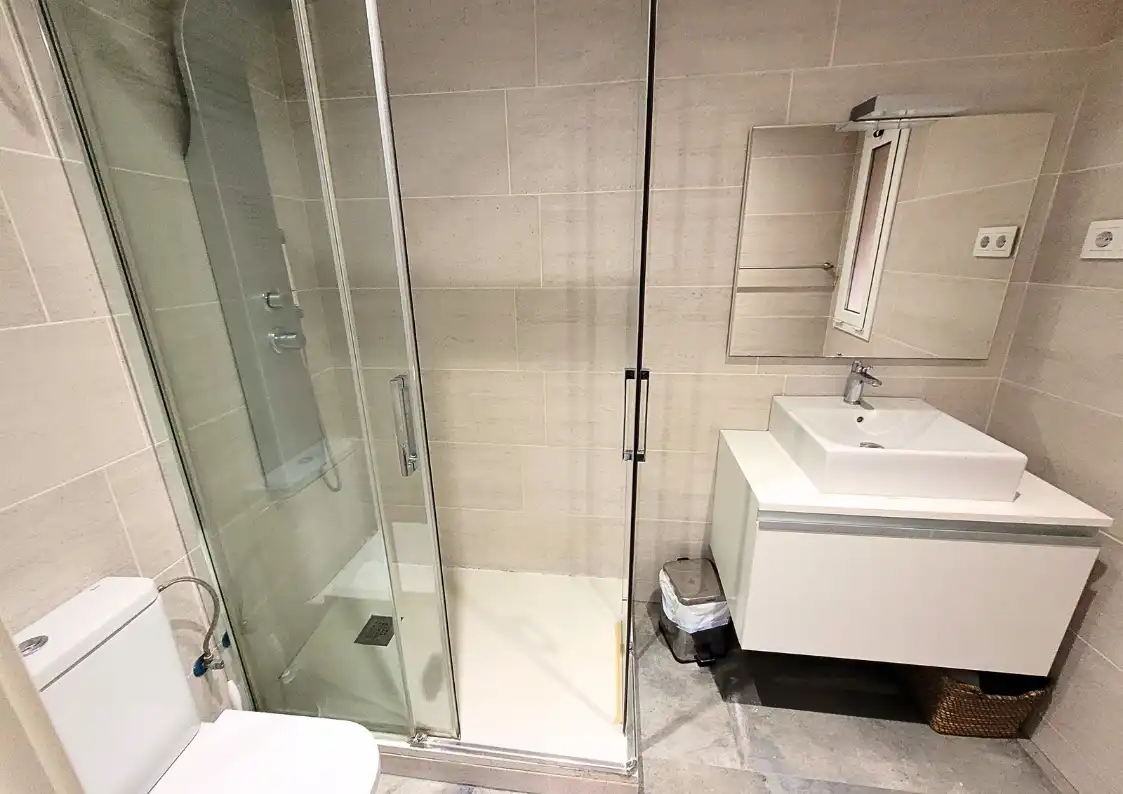 Baño de Piso en venta en Barcelona con Calefacción, Horno y Microondas
