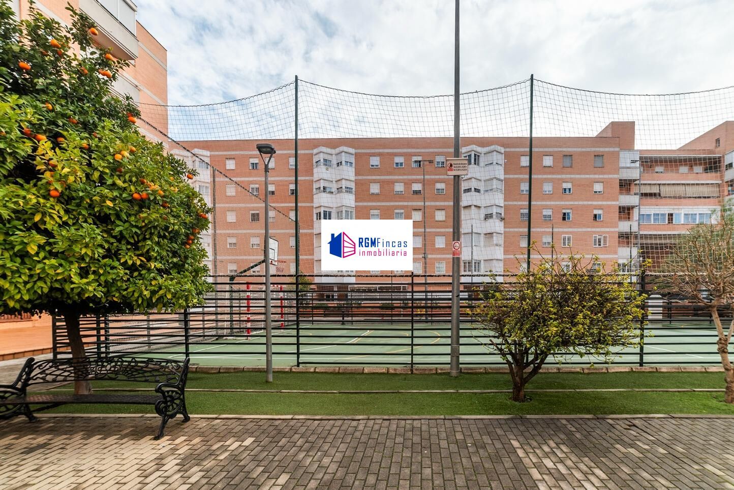 Vista exterior de Pis en venda en  Sevilla Capital amb Aire condicionat, Jardí privat i Terrassa