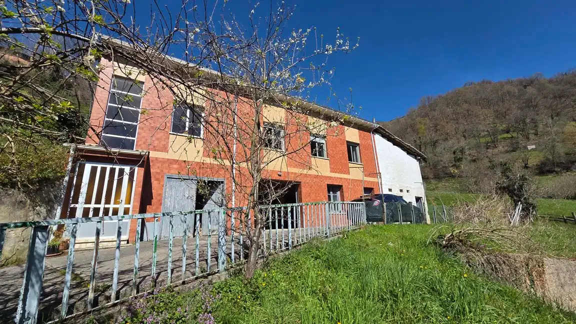 Außenansicht von Haus oder Chalet zum Verkauf in Laviana mit Heizung, Privatgarten und Parkett
