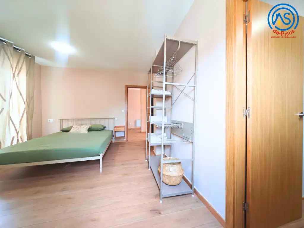 Dormitori de Apartament de lloguer en Zaragoza amb Calefacció, Parquet i Moblat