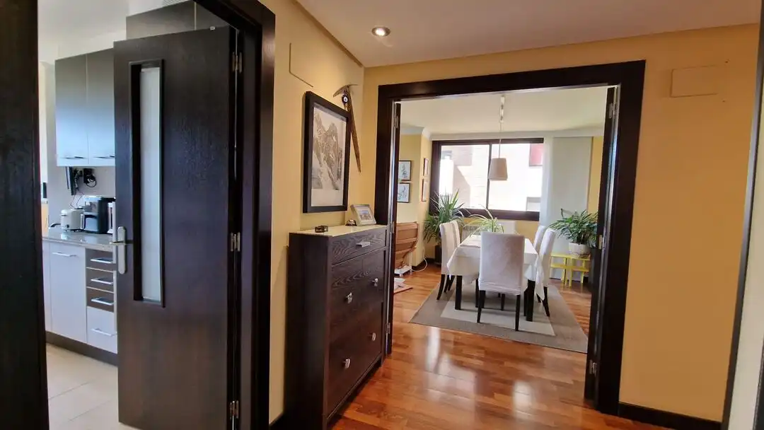 Menjador de Pis en venda en Oviedo  amb Calefacció, Jardí privat i Traster