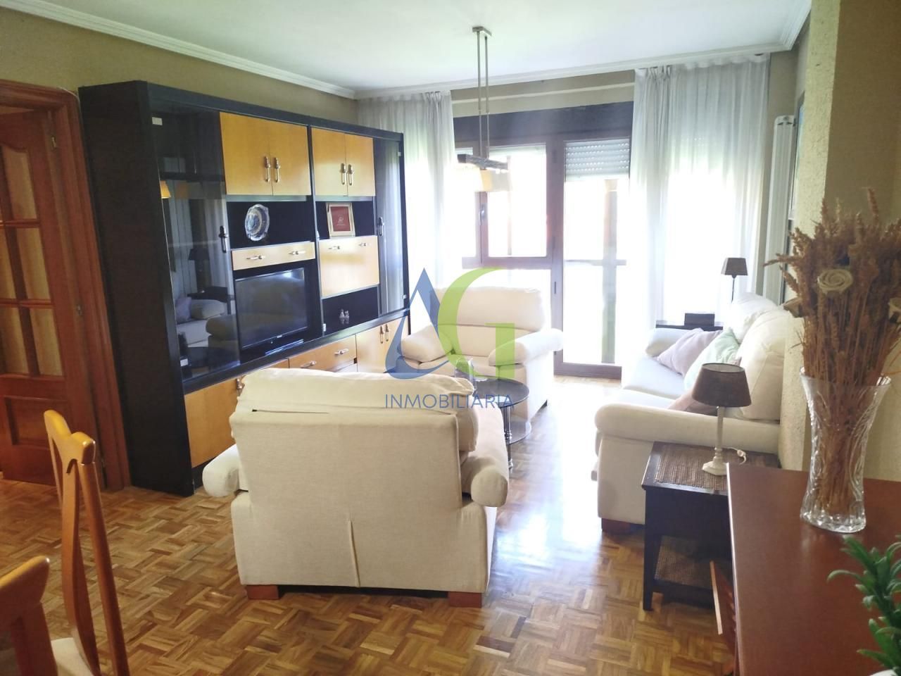 Sala de estar de Piso en venta en León Capital  con Calefacción y Terraza