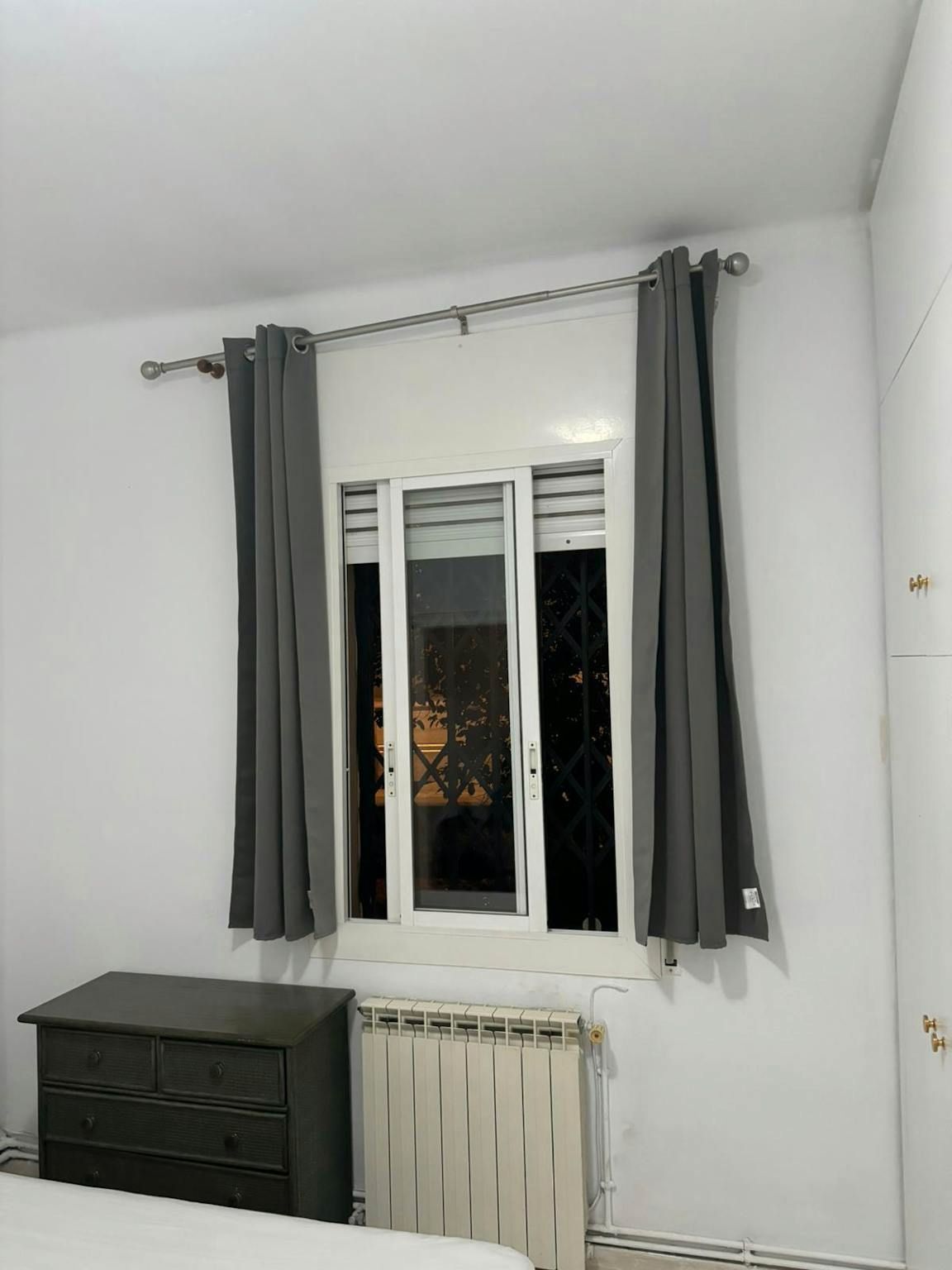 Bedroom of Flat to share in  Barcelona Capital  with Washing machine