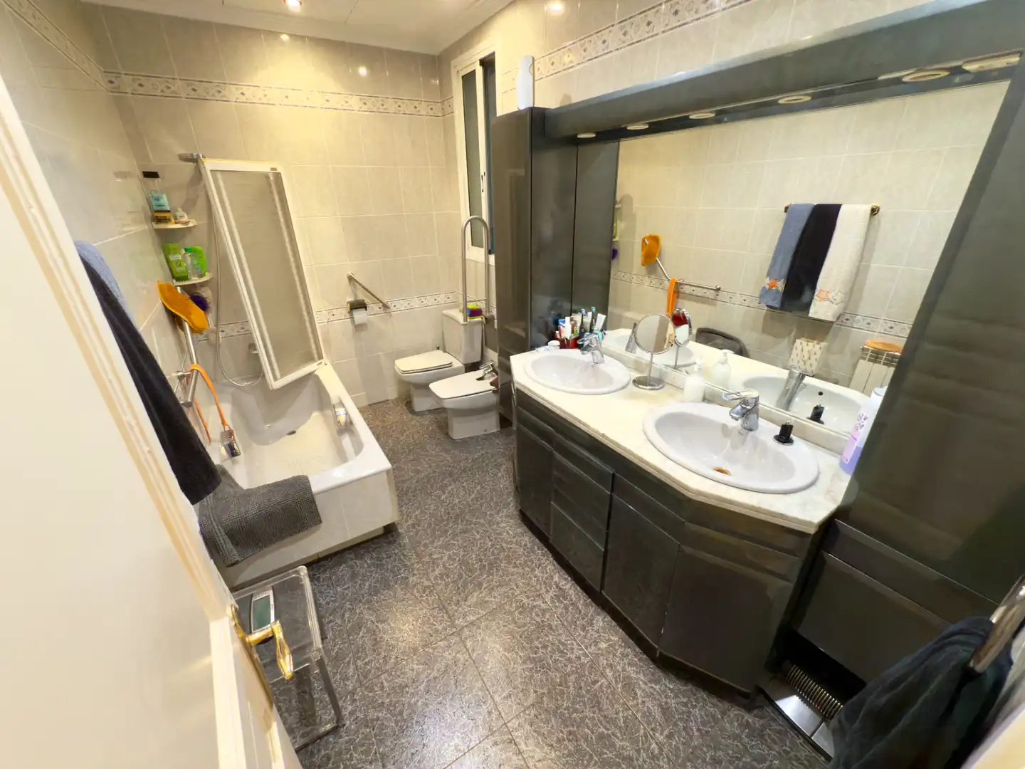 Badezimmer von Erdgeschoss zum Verkauf in Sant Boi de Llobregat mit Klimaanlage, Parkett und Terrasse