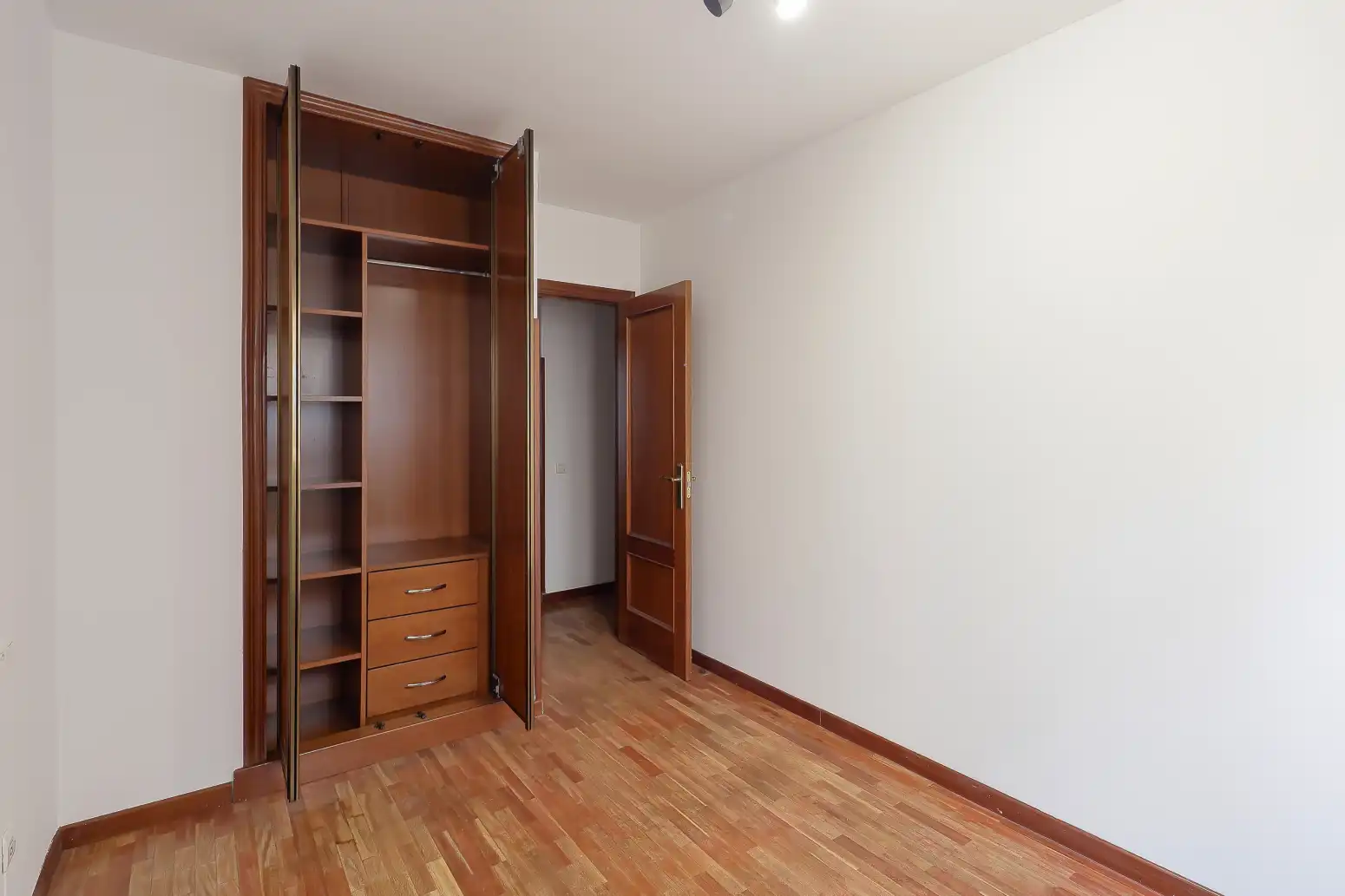 Dormitori de Pis en venda en Gijón  amb Calefacció, Parquet i Traster