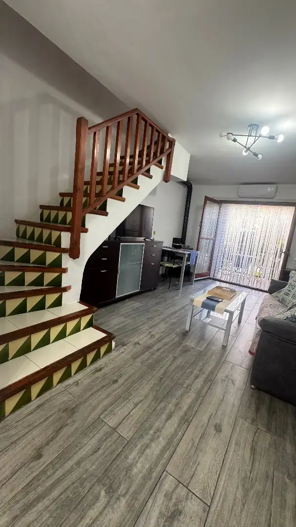 Wohnzimmer von Einfamilien-Reihenhaus zum Verkauf in Torredembarra mit Klimaanlage, Heizung und Privatgarten