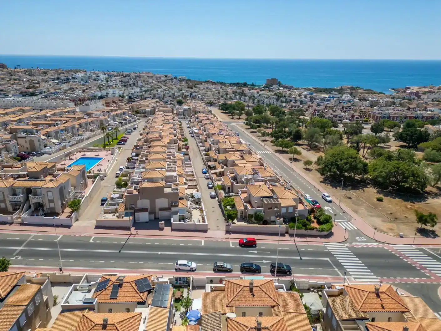 Vista exterior de Casa o xalet en venda en Torrevieja amb Aire condicionat, Piscina i Balcó