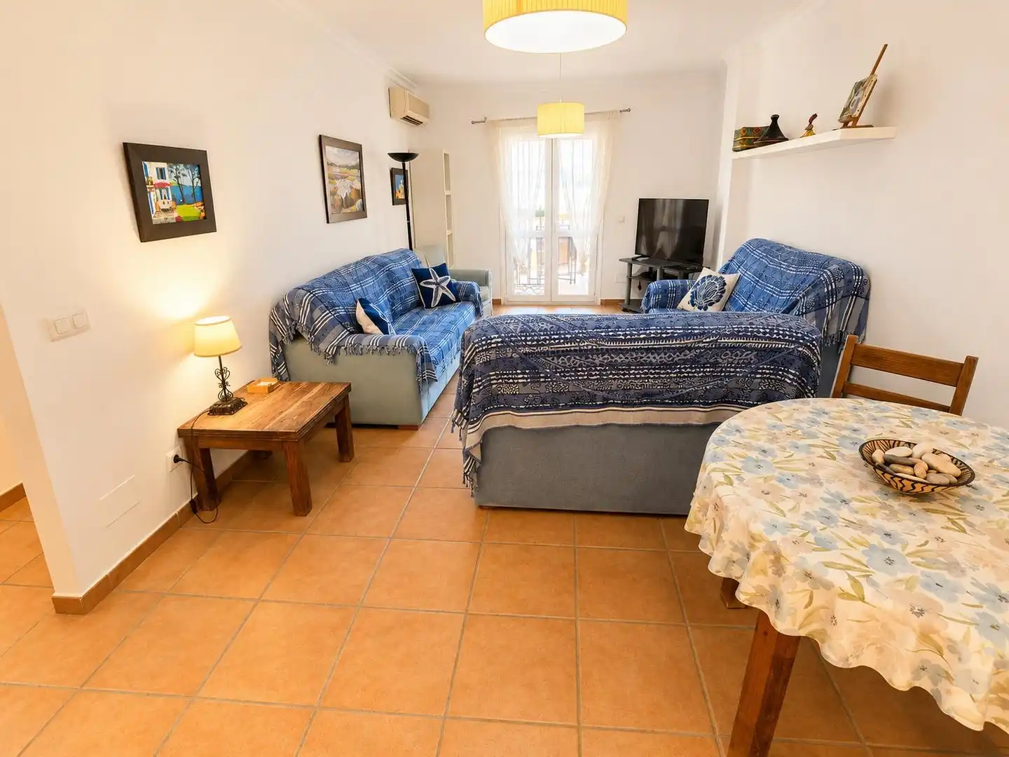 Sala d'estar de Planta baixa en venda en Nerja amb Aire condicionat, Terrassa i Moblat