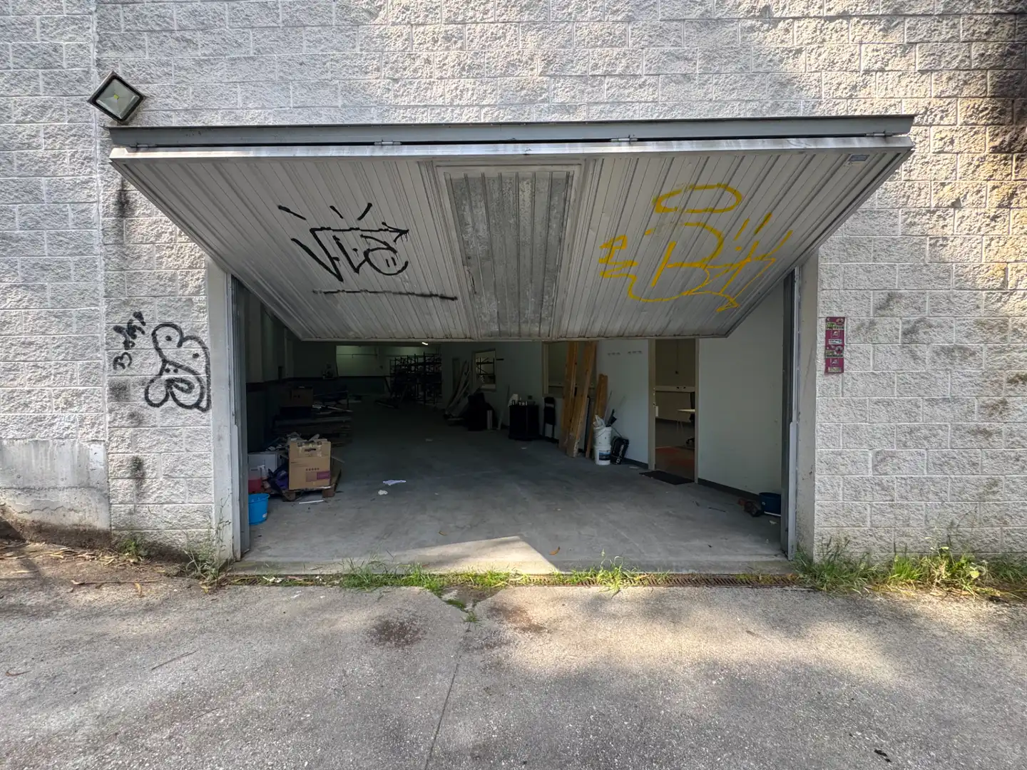 Parkplatz von Fabrikhallen zur Miete in Ames