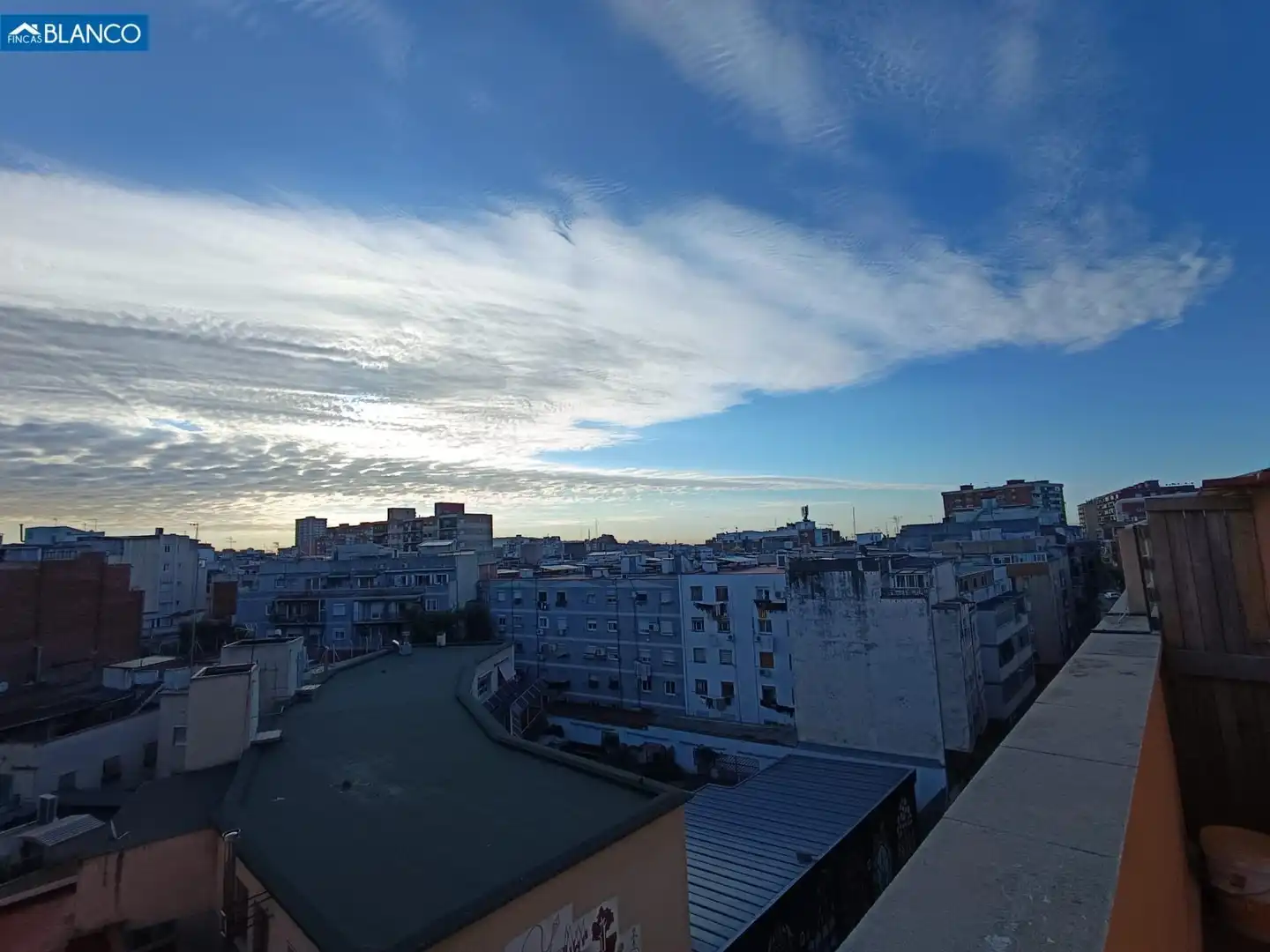 Vista exterior de Àtic en venda en L'Hospitalet de Llobregat amb Calefacció, Parquet i Terrassa