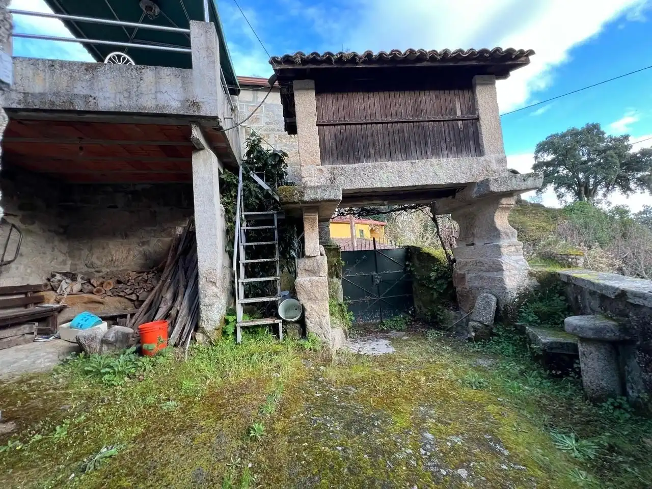 Vista exterior de Finca rústica en venda en Ourense Capital  amb Jardí privat, Terrassa i Moblat