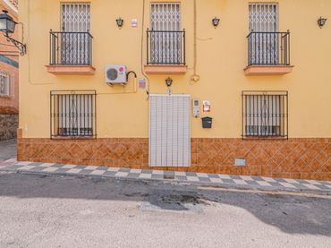 Casa bifamiliare con balcone in vendita a AGUSTIN MOLINA