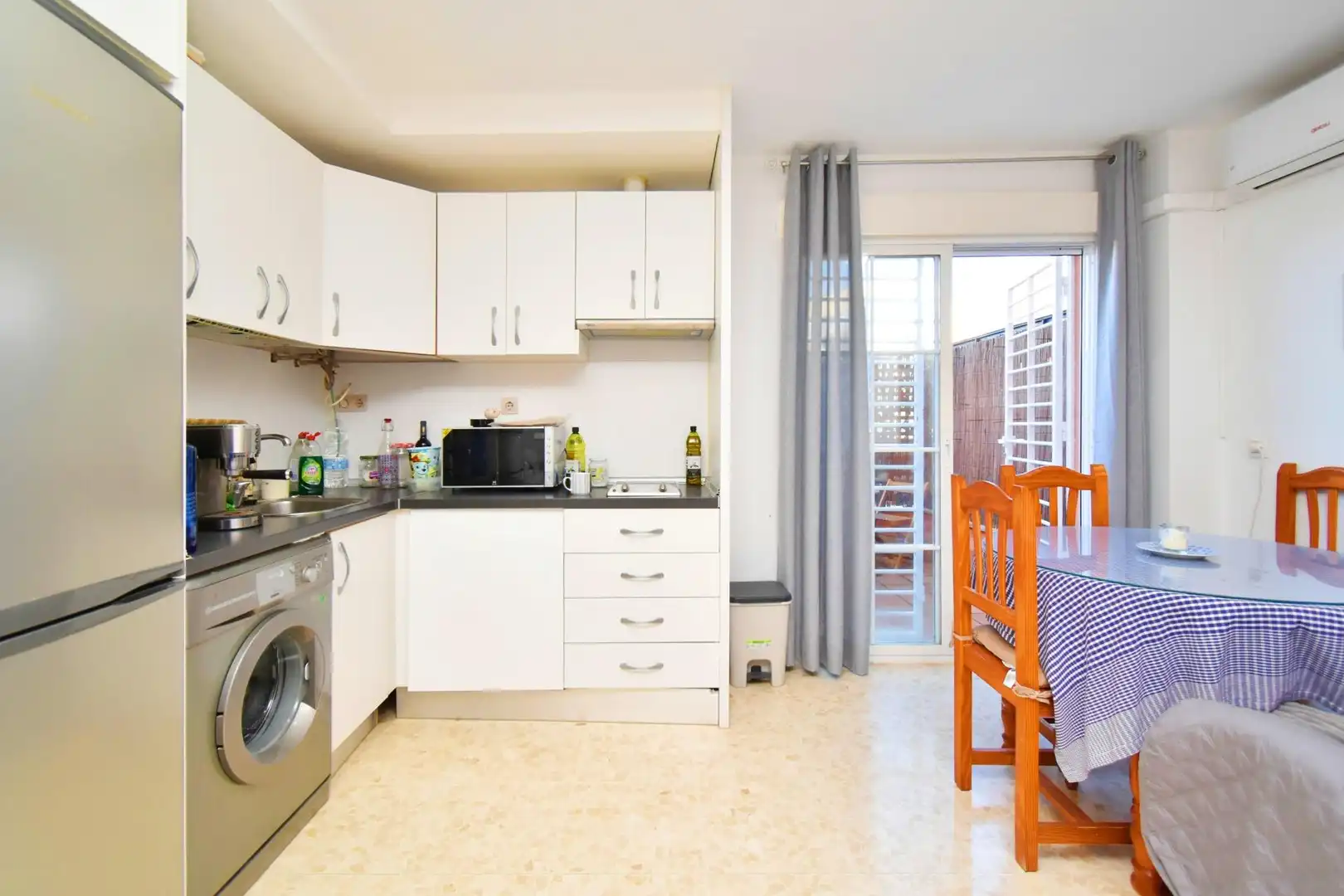 Küche von Wohnung zum Verkauf in Roquetas de Mar mit Klimaanlage, Terrasse und Gemeinschaftspool