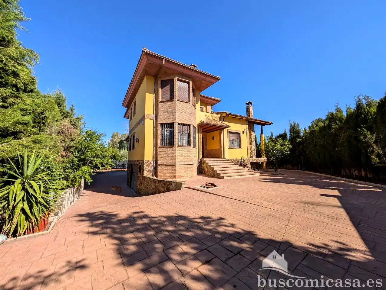 Vista exterior de Casa o xalet en venda en Linares amb Aire condicionat, Jardí privat i Terrassa