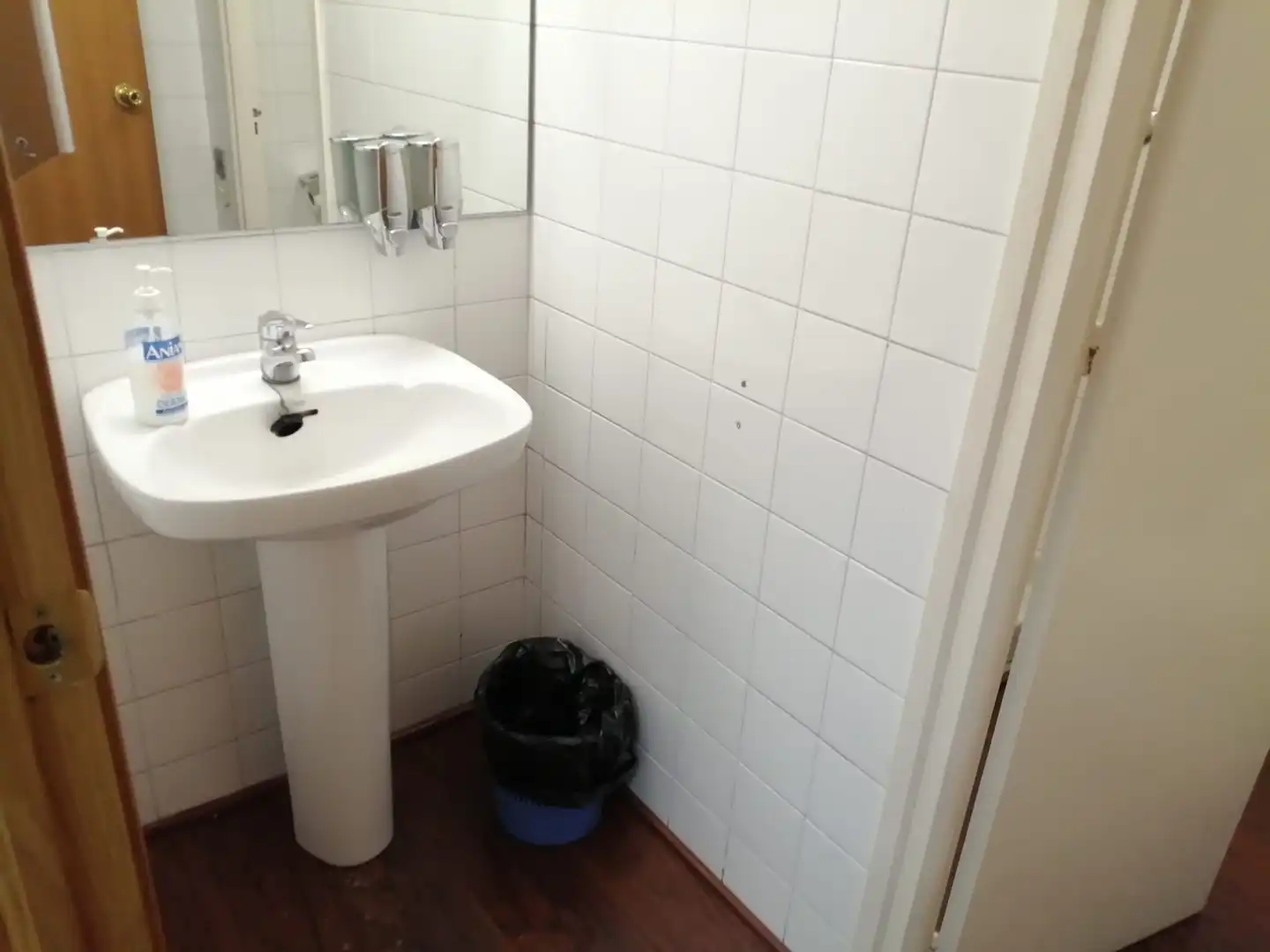 Badezimmer von Büro zum Verkauf in Murcia mit Klimaanlage und Heizung