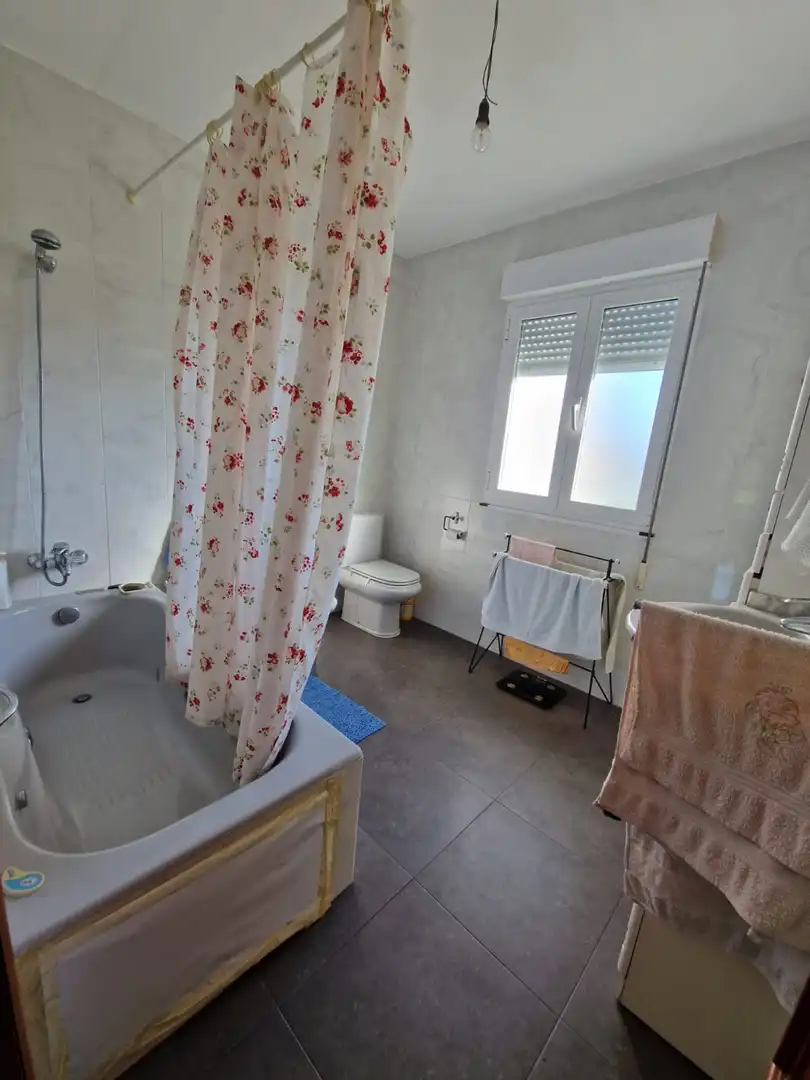 Baño de Casa o chalet en venta en Illas con Calefacción y Trastero