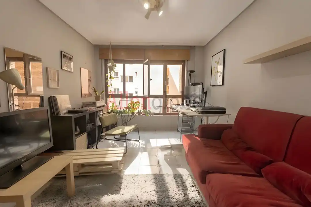 Sala d'estar de Apartament en venda en Oviedo  amb Calefacció i Traster