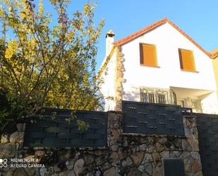 Vista exterior de Casa adosada en venda en Cercedilla amb Jardí privat