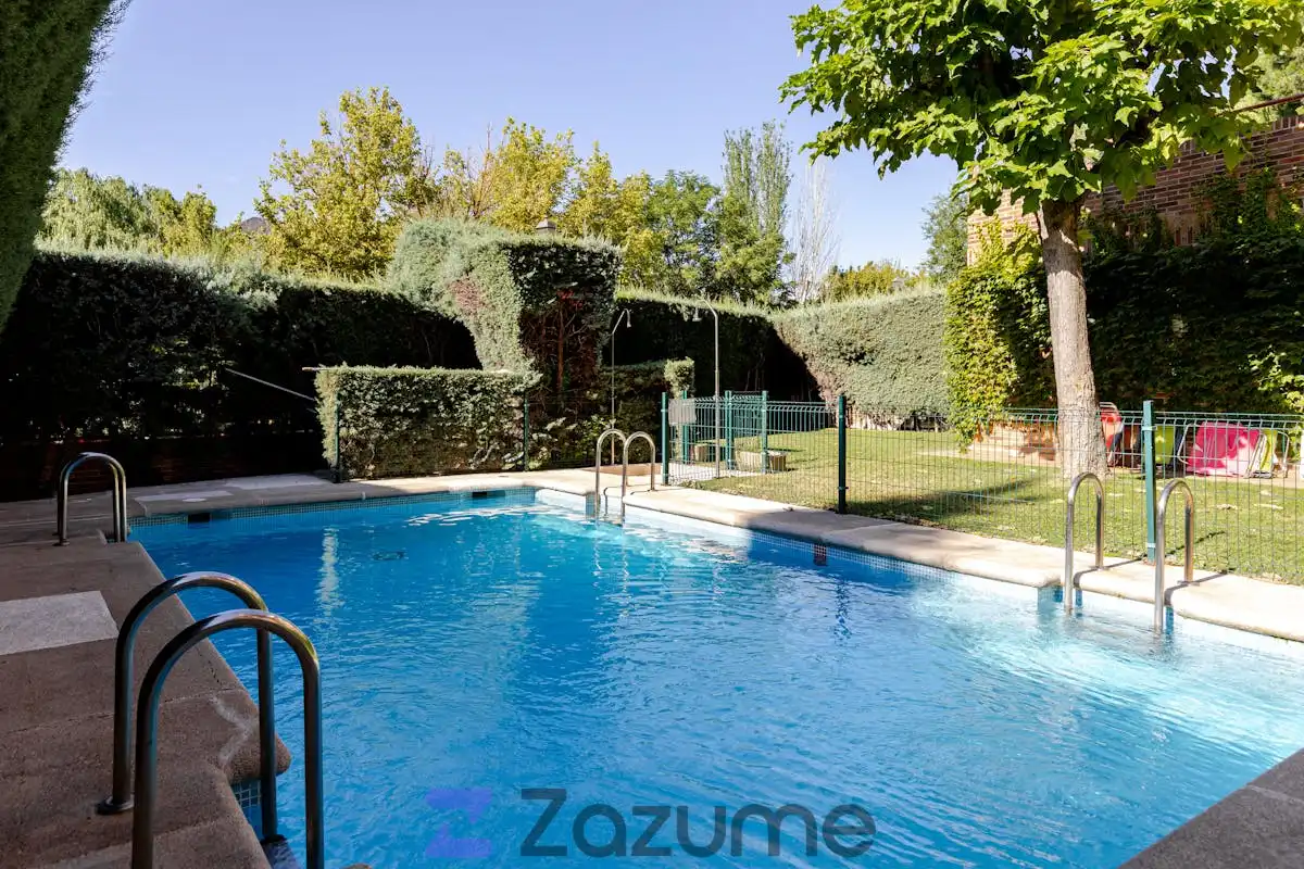 Piscina de Estudio de alquiler en Majadahonda con Calefacción, Jardín privado y Parquet