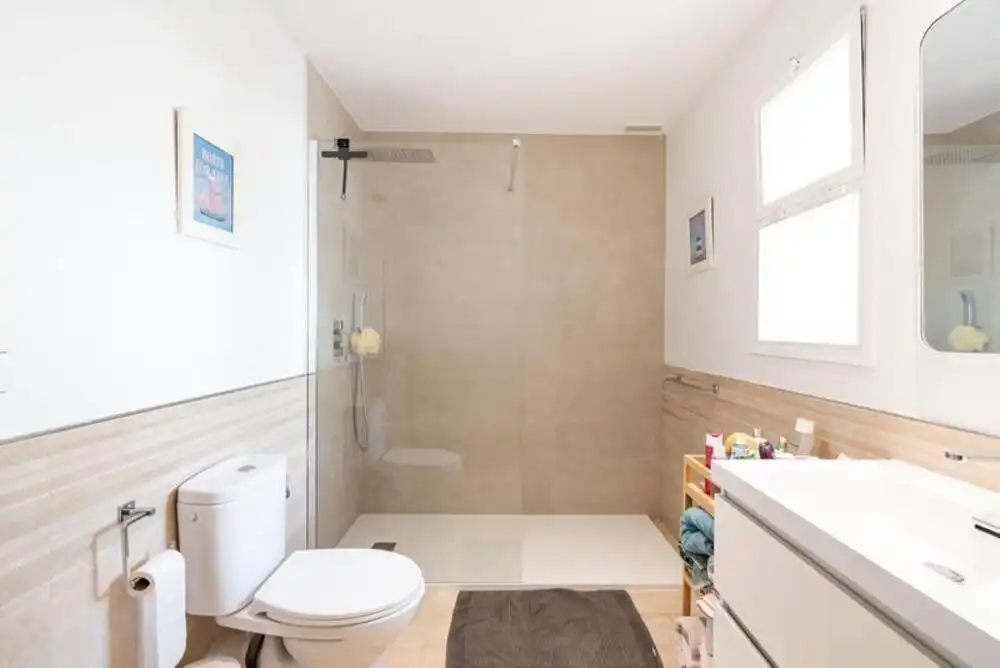Baño de Casa adosada de alquiler en Benahavís con Aire acondicionado, Jardín privado y Terraza