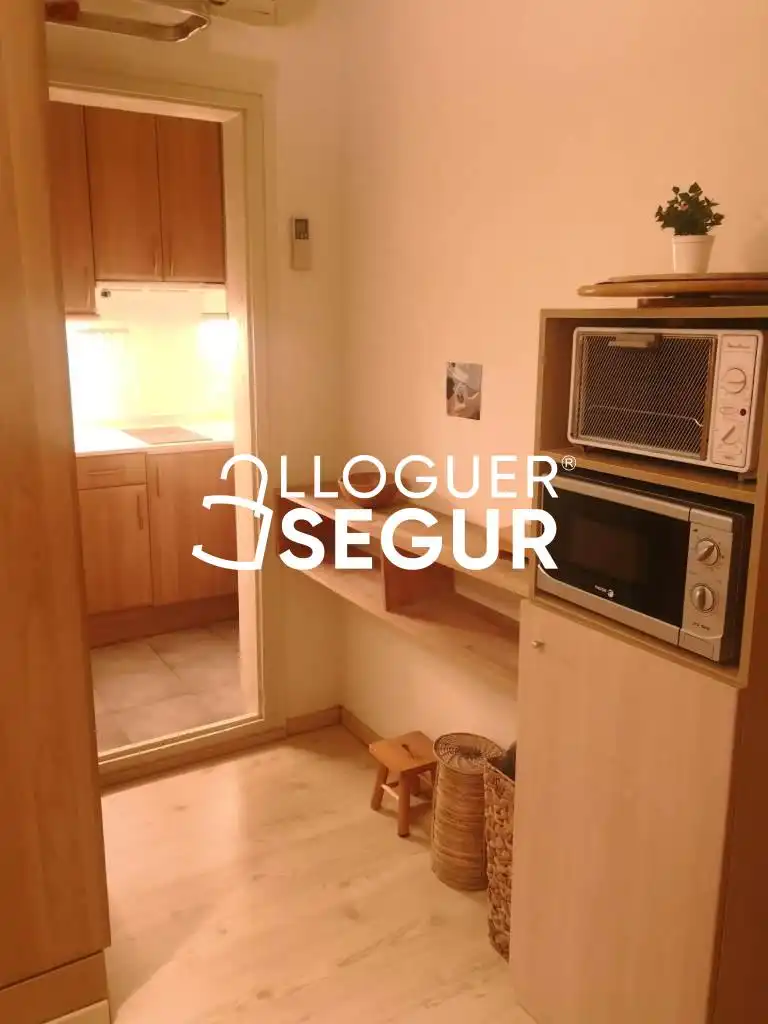 Cuina de Àtic de lloguer en Barcelona amb Aire condicionat i Moblat