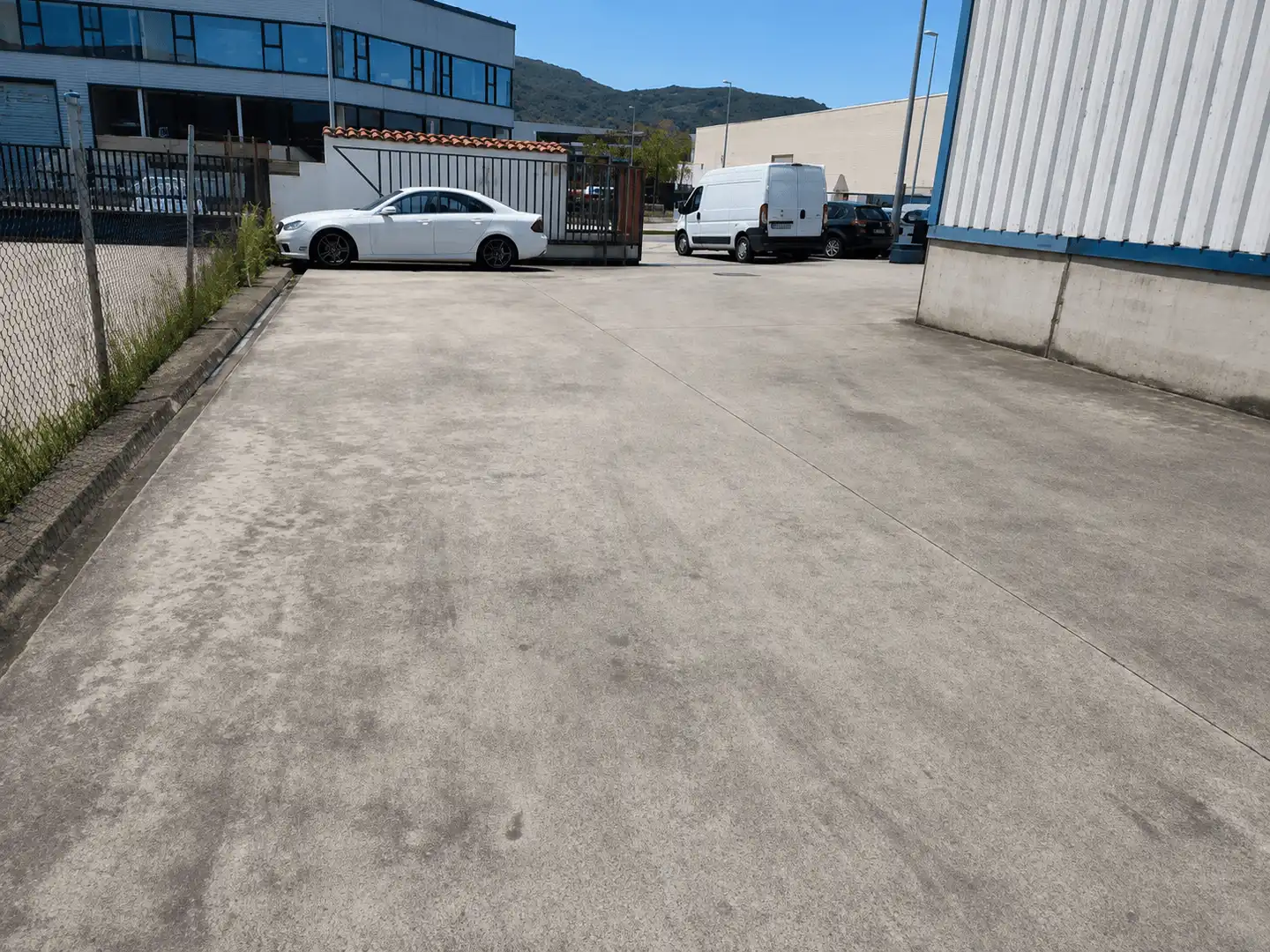 Parkplatz von Fabrikhallen zur Miete in El Astillero  