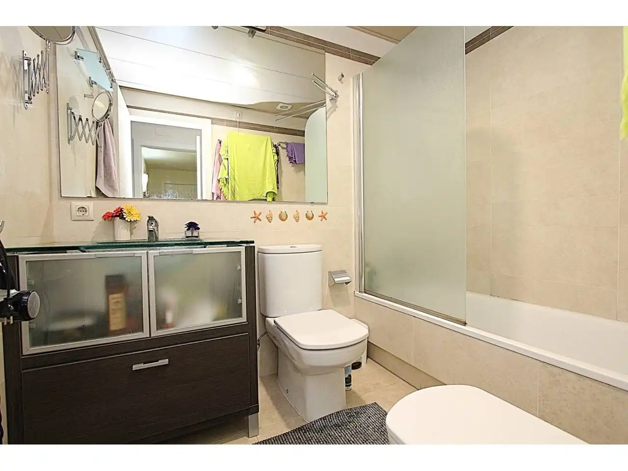 Badezimmer von Wohnung zum Verkauf in Lloret de Mar mit Klimaanlage, Heizung und Privatgarten