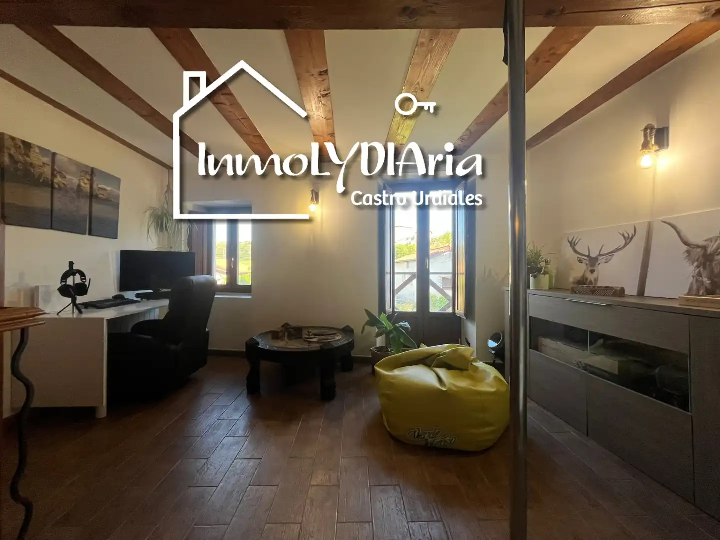 Sala de estar de Casa adosada en venta en Castro-Urdiales con Calefacción, Parquet y Terraza
