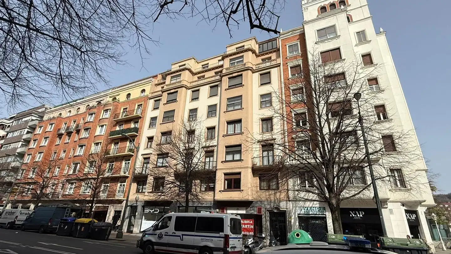 Vista exterior de Pis en venda en Bilbao  amb Calefacció, Parquet i Terrassa