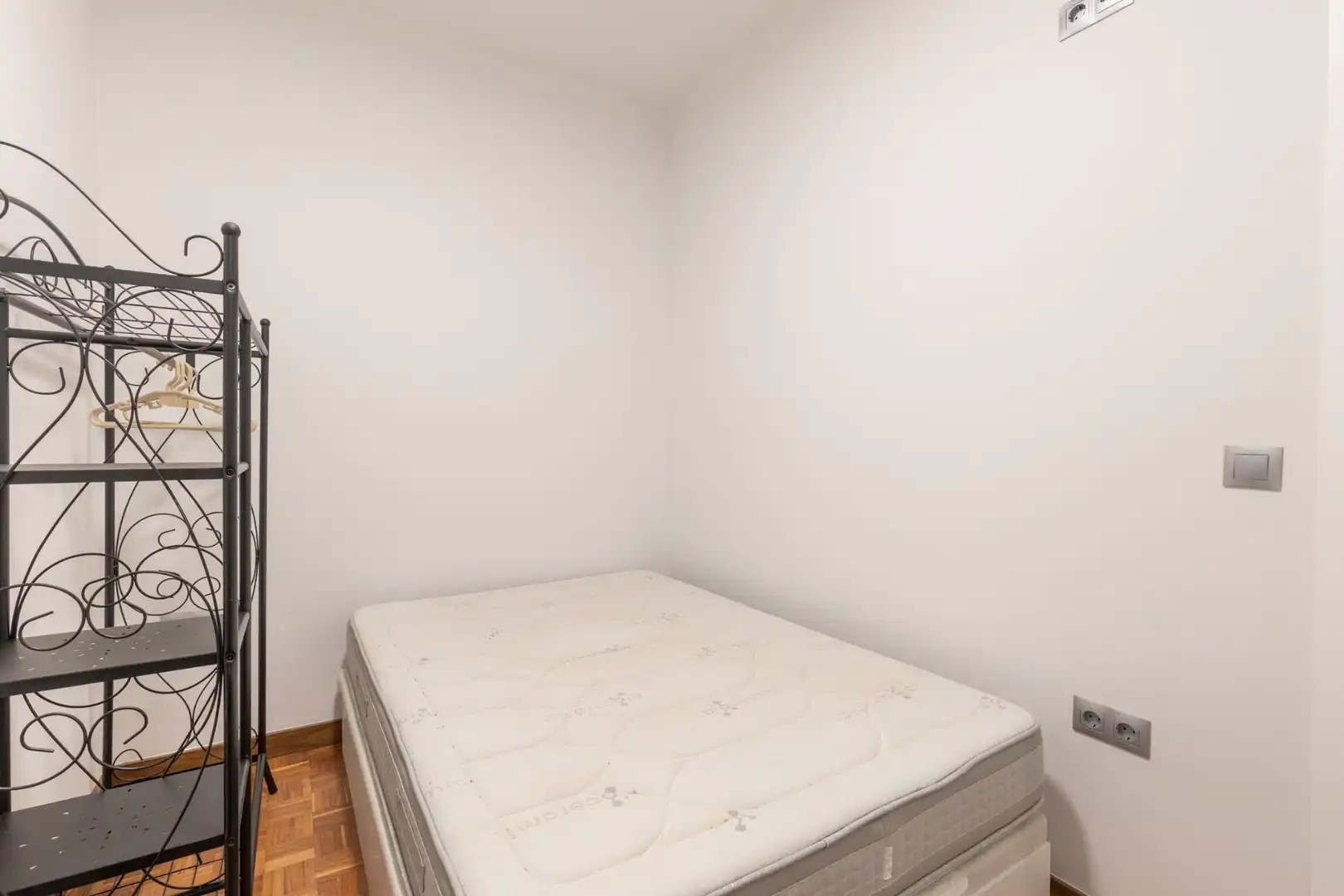 Schlafzimmer von Wohnung zum Verkauf in Granada mit Parkett