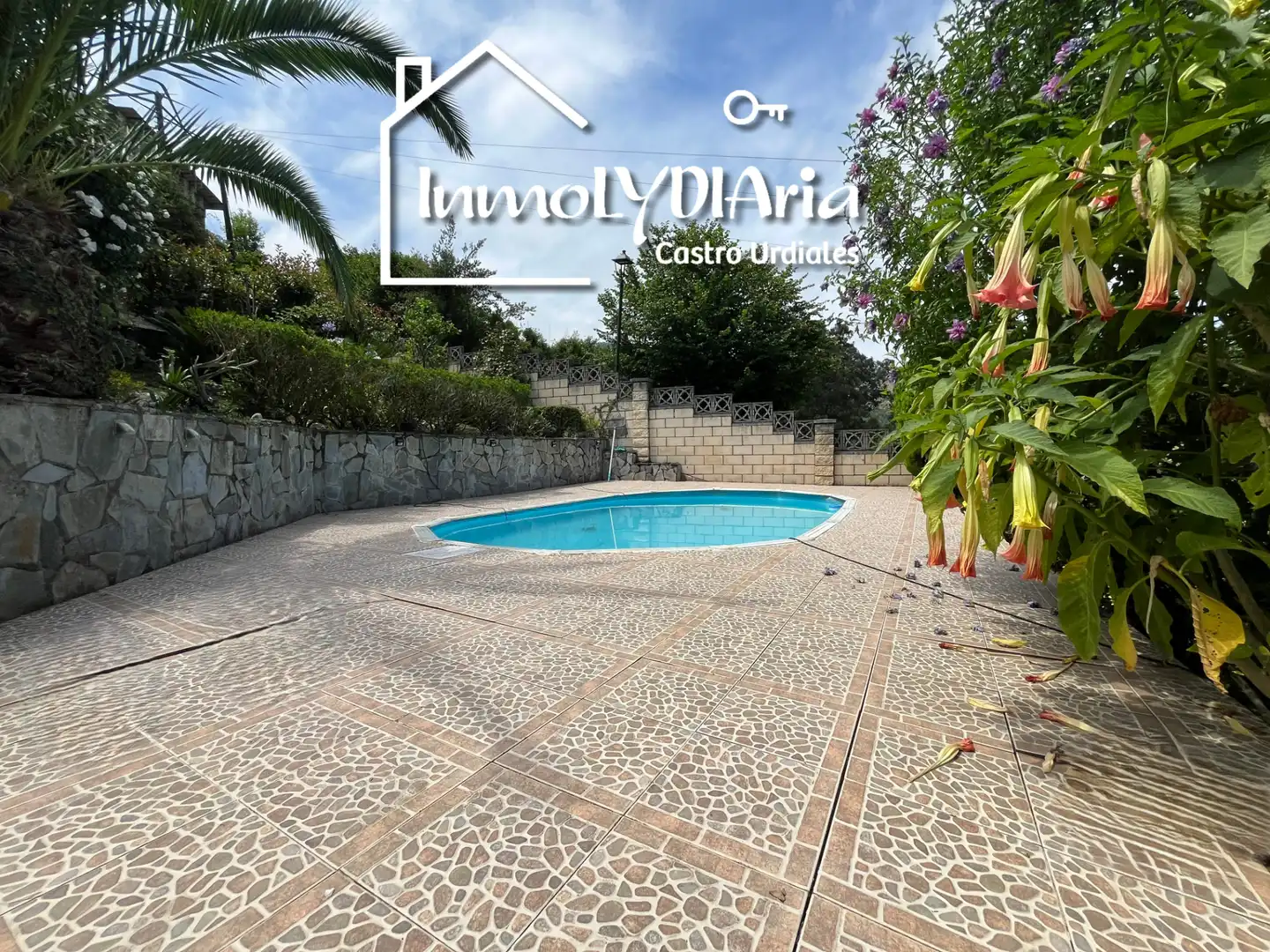 Piscina de Casa o xalet en venda en Castro-Urdiales amb Aire condicionat, Calefacció i Jardí privat