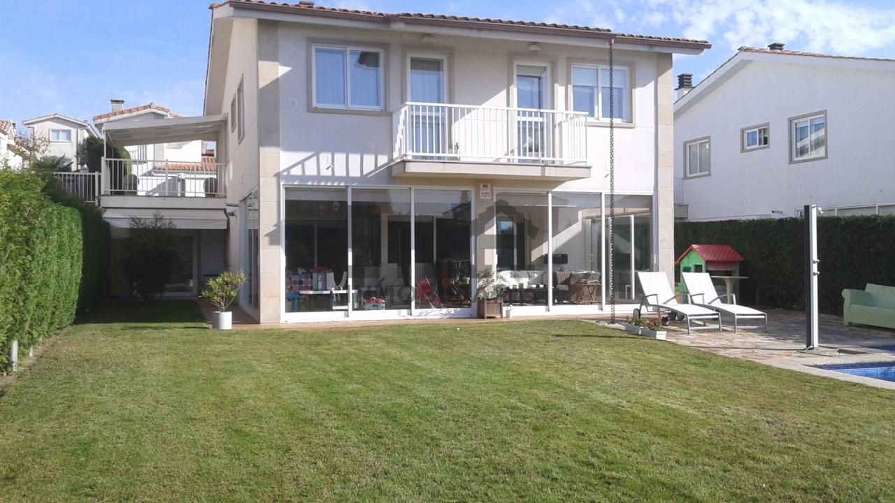 Exterior view of House or chalet for sale in Ourense Capital   with Heating, Private garden and Parquet flooring
