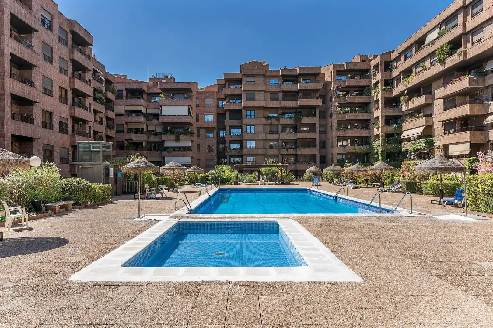 Piscina de Estudi en venda en Granada amb Aire condicionat, Jardí privat i Moblat