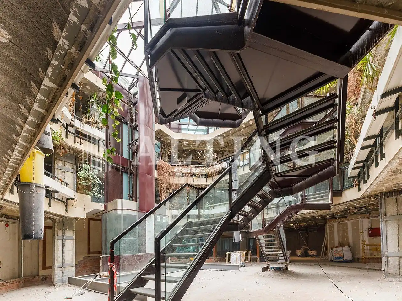 Gebäude zur Miete in Calle de Calàbria, La Nova Esquerra de l'Eixample