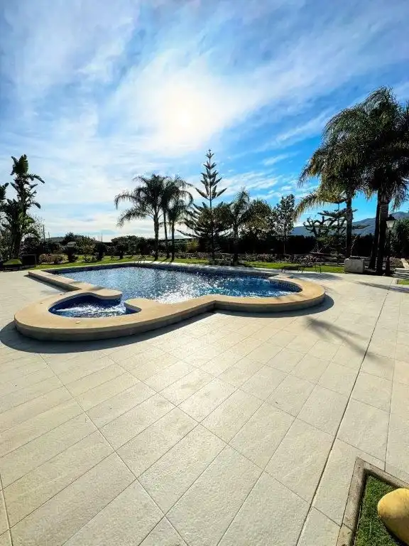 Piscina de Casa o xalet en venda en Orihuela amb Aire condicionat, Jardí privat i Traster