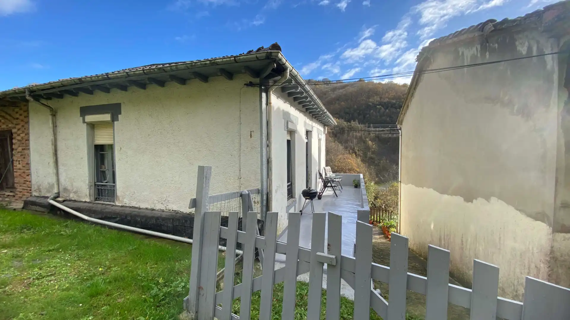 Außenansicht von Einfamilien-Reihenhaus zum Verkauf in San Martín del Rey Aurelio mit Privatgarten, Terrasse und Möbliert