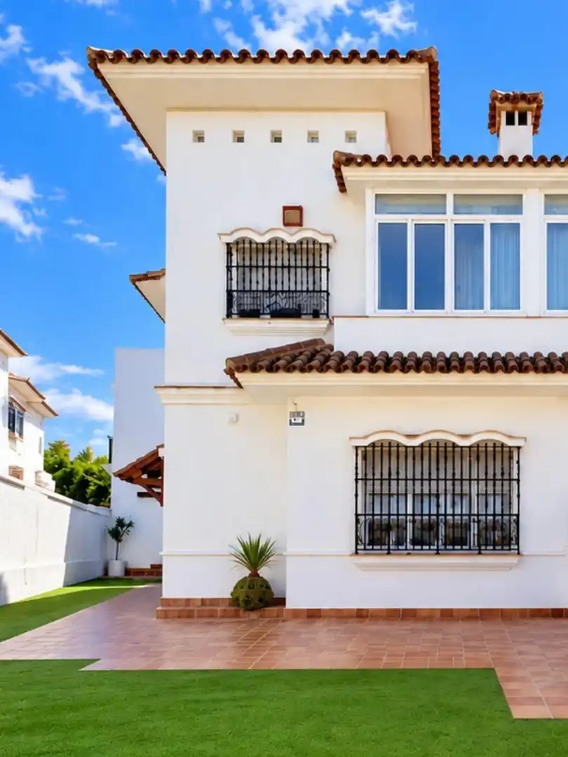 Casa aparellada amb terrassa en venda a Calle Calle Flamenco