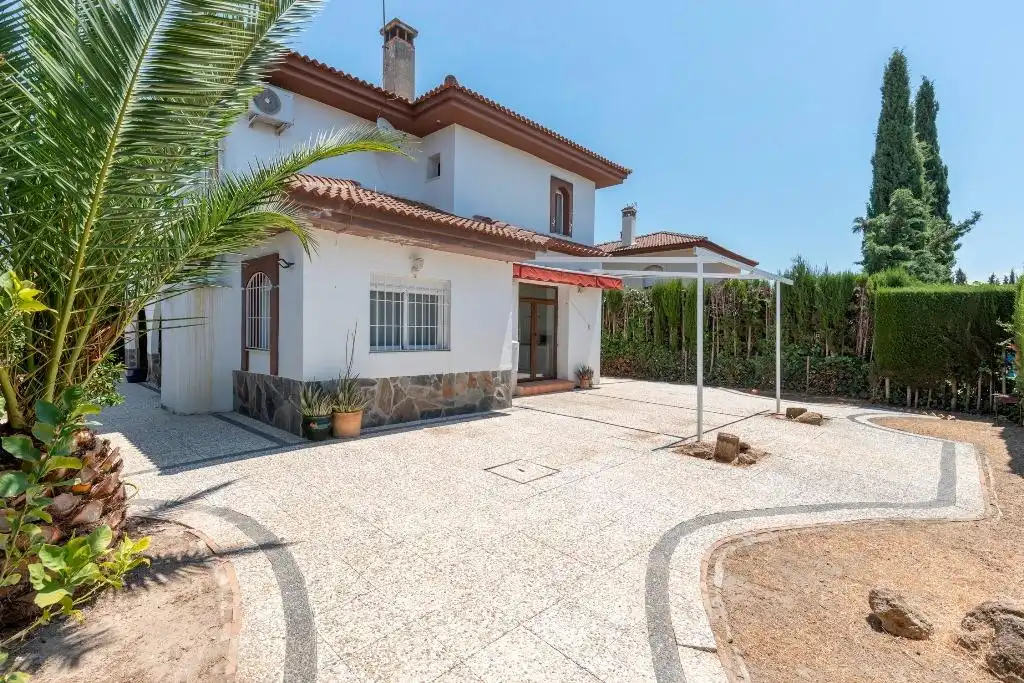 Vista exterior de Casa o xalet en venda en Albolote amb Aire condicionat, Balcó i Piscina comunitària