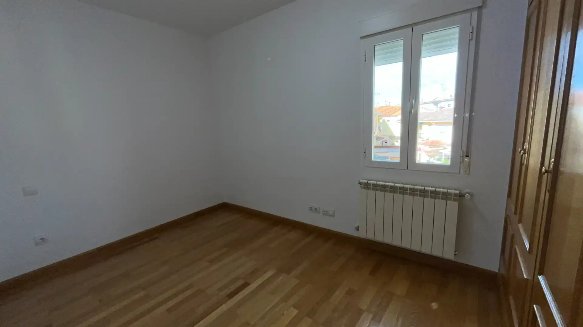 Dormitori de Casa adosada de lloguer en Aldea del Fresno amb Aire condicionat, Calefacció i Parquet