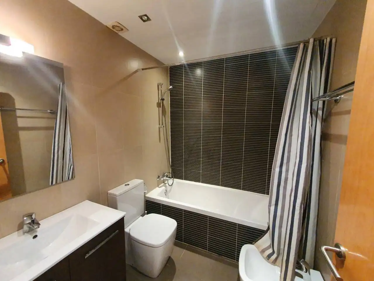 Bathroom of Flat for rent in Terrassa  with Air Conditioner, Parquet flooring and Terrace