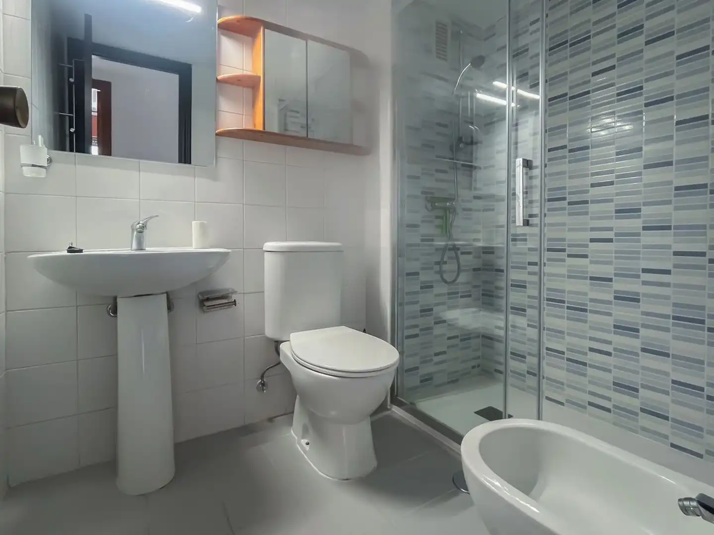 Badezimmer von Wohnung zur Miete in Sevilla mit Klimaanlage, Heizung und Terrasse