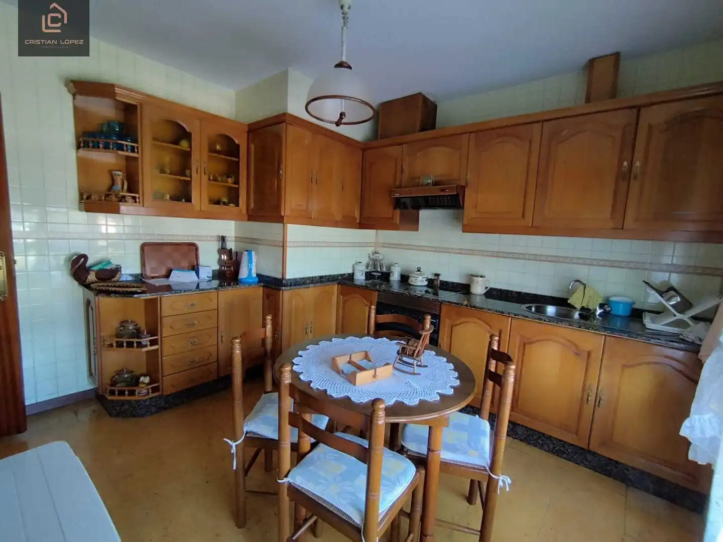 Cuina de Casa o xalet en venda en Abegondo amb Calefacció, Parquet i Terrassa