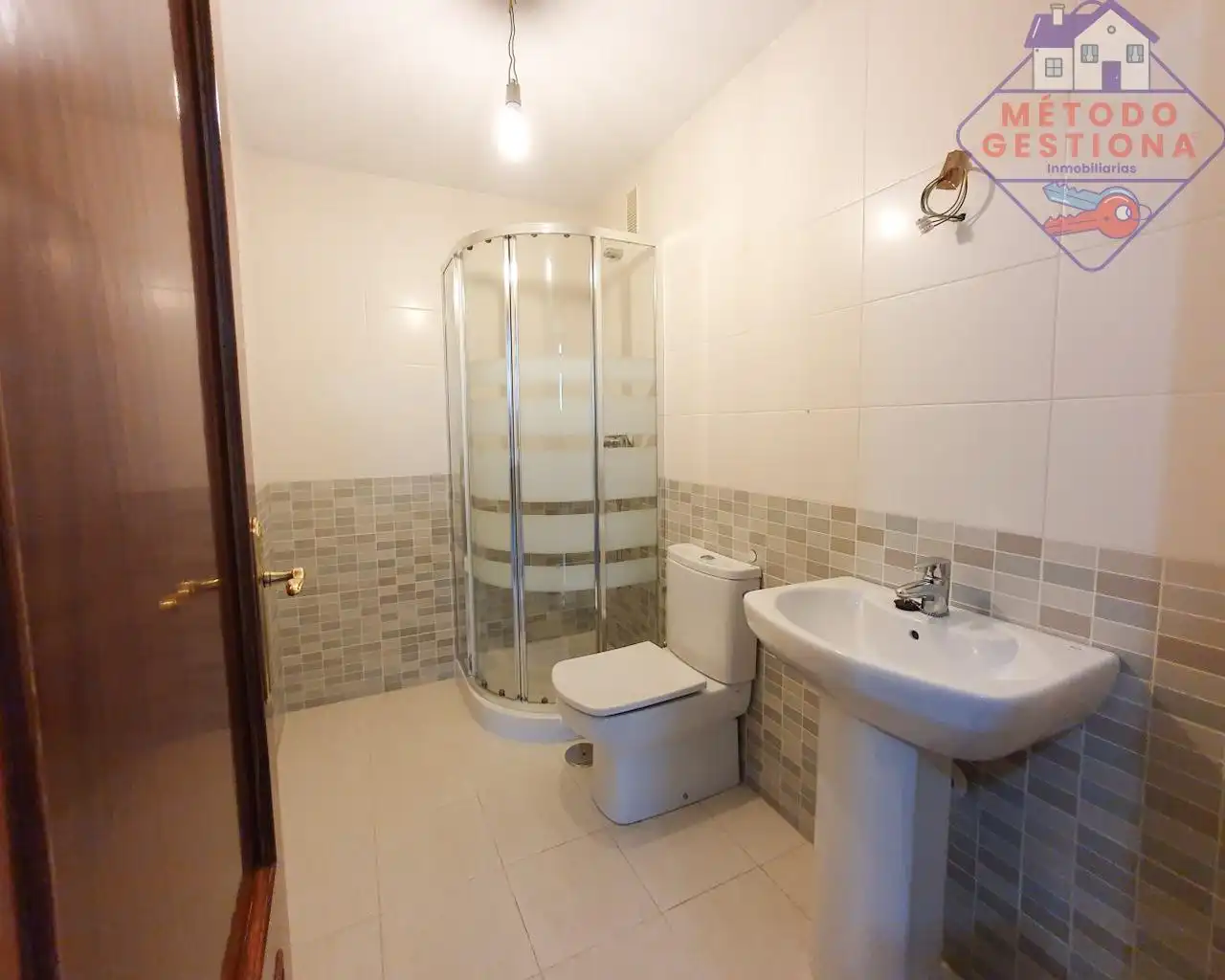 Baño de Piso en venta en Entrambasaguas con Calefacción, Balcón y Piscina comunitaria