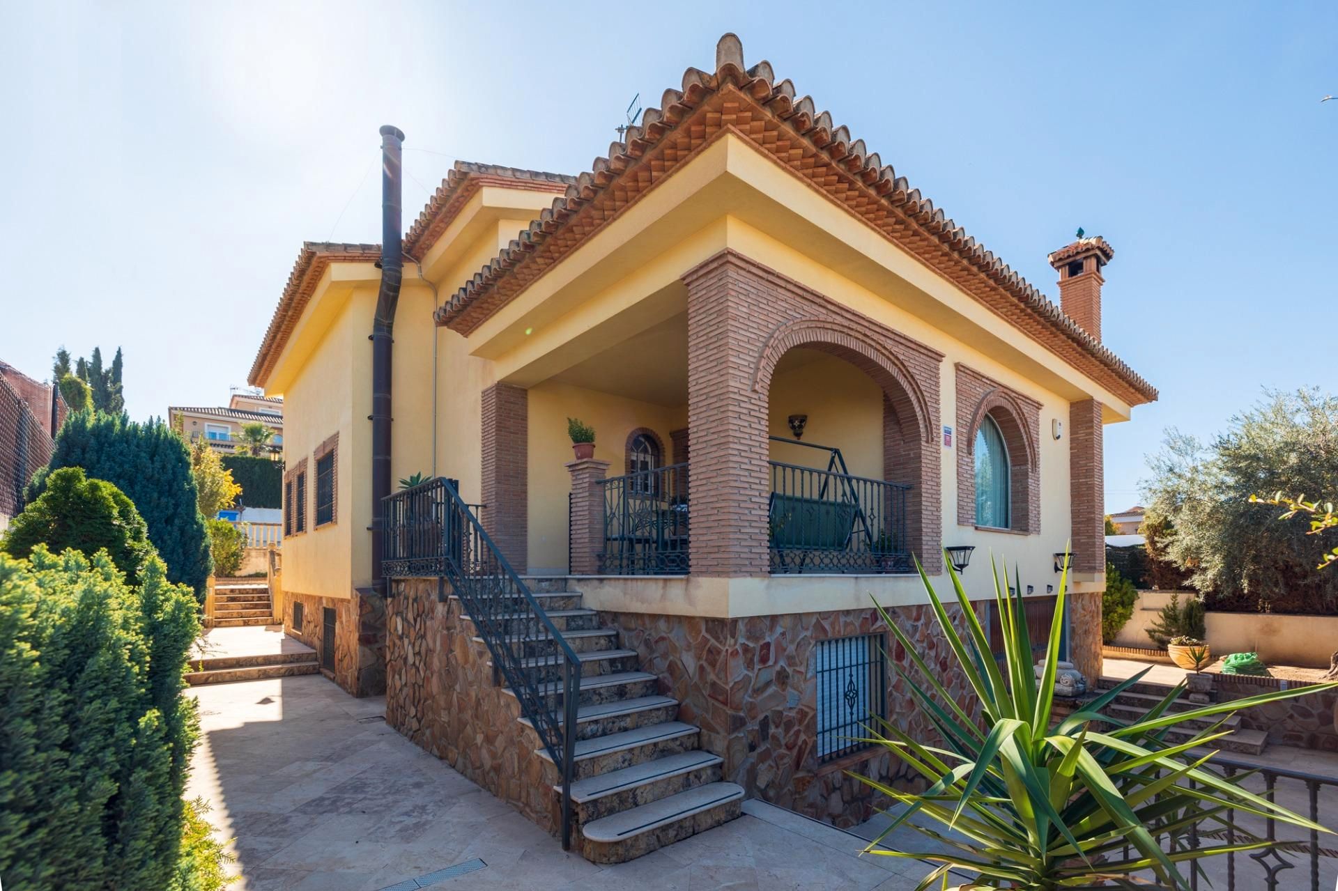 Vista exterior de Casa o xalet en venda en La Zubia amb Calefacció, Jardí privat i Terrassa