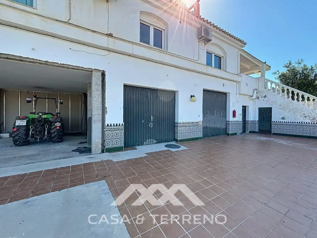 Vista exterior de Casa o xalet en venda en Vélez-Málaga amb Aire condicionat, Jardí privat i Terrassa